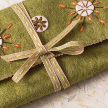 Load image into Gallery viewer, Sewing Roll Hearts  Felt Kit