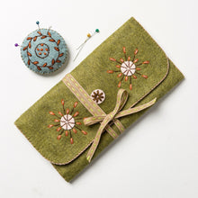 Load image into Gallery viewer, Sewing Roll Hearts  Felt Kit